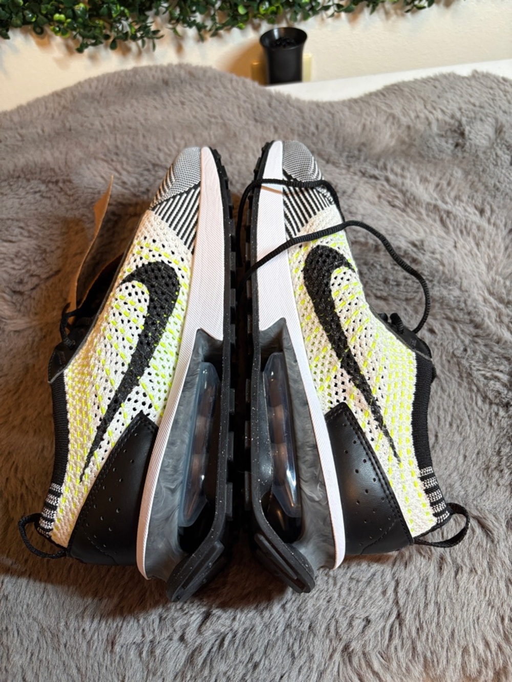 NWT Nike Black, White & Yellow Flyknit Running Sneakers Size 8.5 - Picture 3 of 7